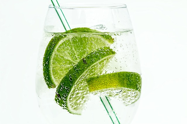 Ein Glas hausgemachte Limonade mit Eis und Zitrone