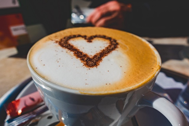 Ein köstlicher Cappuccino mit Milchschaum