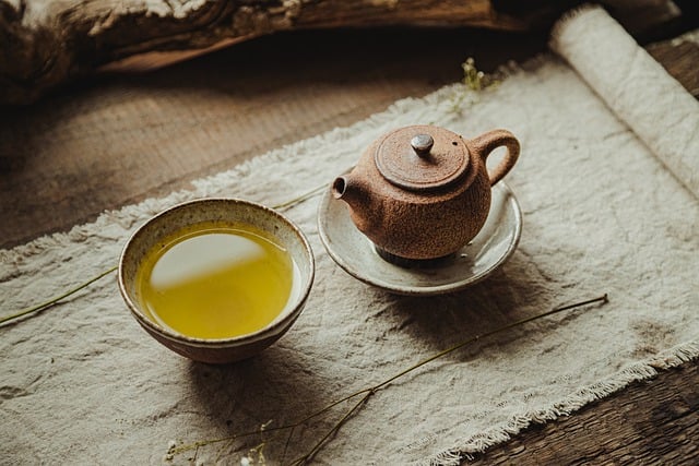 Eine Tasse grüner Tee auf einem Holztisch
